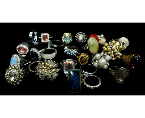 Costume Jewellery - A collection of twenty six assorted vintage and modern rings (26)