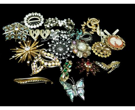 Costume Jewellery - A collection of vintage brooches including a snowflake, star form, cameo and windmill examples (20)