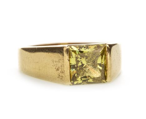 GREEN GEM SET RING, set with a square green gem 8x8mm, unmarked, size R, 6.6g