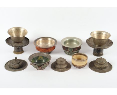 sechs Teeschalen, Silber, Jade, Holz und Achat, drei Deckel, variierende Formen, Größen und Dekore, tlw. Türkise und Koralle,