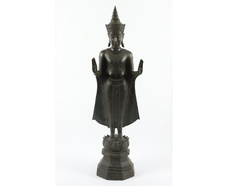 Buddha im Fürstenschmuck, Bronze, stehend in einem beide Schultern bedeckenden Gewand, die Hände sind in abhayamudra nach vor