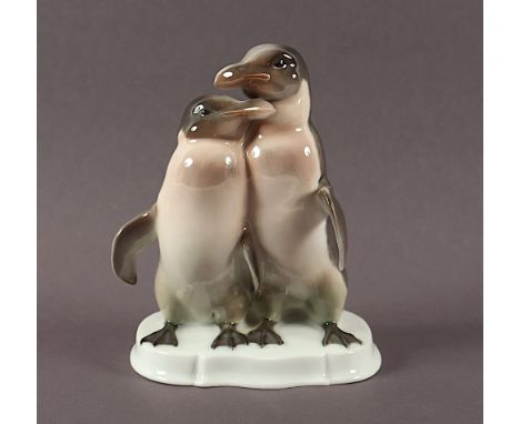Gruppe "Pinguinpaar", naturalistisch staffiert, H 14, Modellnr. 693, Entwurf Karl Himmelstoß von 1923, Rosenthal, um 1920 