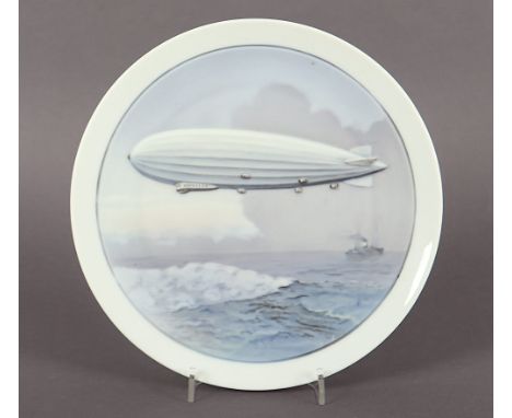 Teller, im Relief Zeppelin, farbig gemalt, Dm 21,5, ein Schleifstrich, Rosenthal, um 1920 