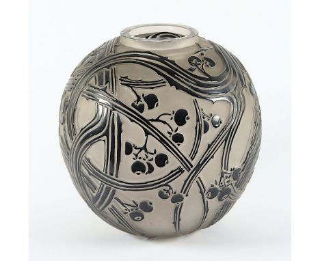 Kugelvase "Baies", farbloses Glas, satiniert, schwarz emailliert, H 26,5, Entwurf 1924, gemarkt, R. Lalique, um 1925/35; vgl.