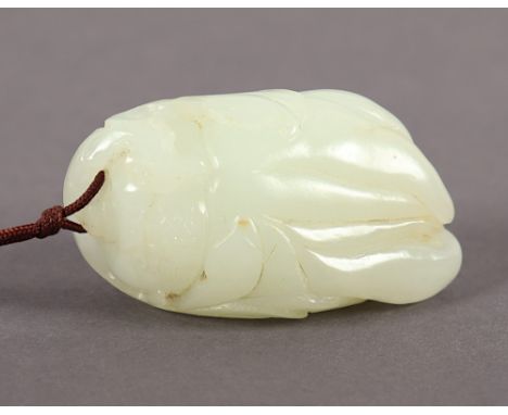 Jadeschnitzerei, helle Jade, im hohen, teils plastischen Relief geschnitzt Buddhas Hand, graviert Sechszeichenmarke Qianlong,