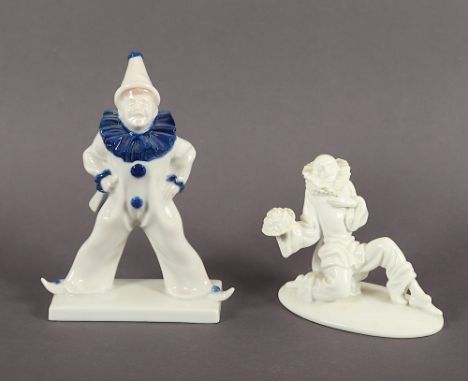Zwei Figuren "Pierrot", "Clown", farbig staffiert, H 15, Entwurf F. Liebermann; "knieender Pierrot", H 9, Entwurf C. Holzer-D