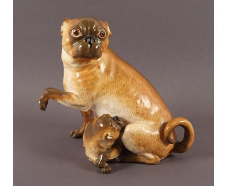 Figur "Mops mit Jungen", naturalistisch staffiert, H 21, min.ber., Dresden, E.19.Jh. 