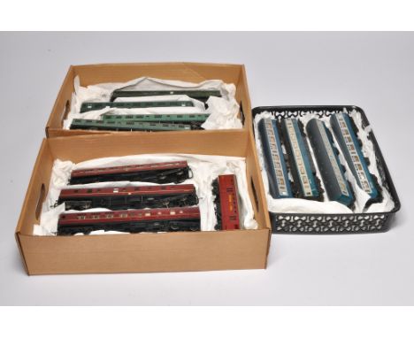 Model Railway comprising 14 items of rolling stock, to include coaches / carriages in various liveries from Lima, Hornby etc.