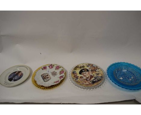 MIXED LOT OF GLASS AND CERAMIC ROYALTY AND OTHER COMMEMORATIVE PLATES