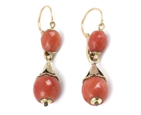 Pendientes desmontables 1ª mitad siglo XX. Montura en oro amarillo de 18 K. con cuentas de coral rojo anaranjado facetadas y 
