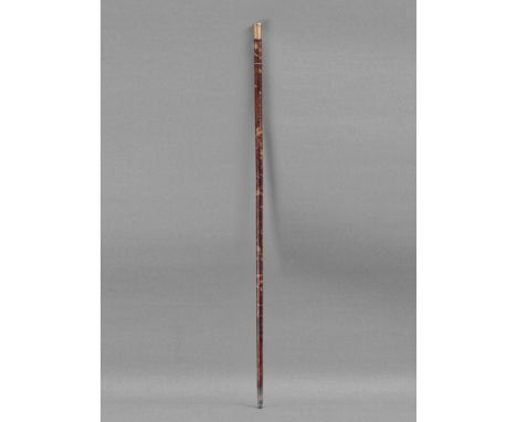 Bastón de mando 1era. mitad siglo XX. Caña en madera tallada aplacada en carey con empuñadura en oro de 18 k. labrado, 90 cm.