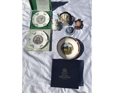 A selection of ceramics to include Royal Doulton christmas Plates, 1977,78, Royal Worcester golfing bowl by Melvyn Buckley et