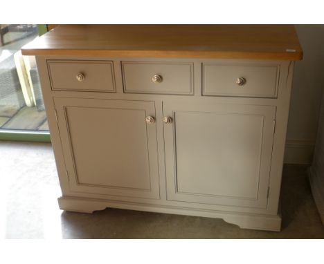 A Bramblecrest Windsor small two door three drawer light grey sideboard - Height 85cm x Width 110cm x Depth 50cm