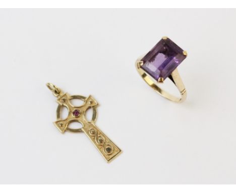 An amethyst set 9ct gold ring, comprising a rectangular emerald cut amethyst, measuring 12mm x 9mm, claw set to a plain polis