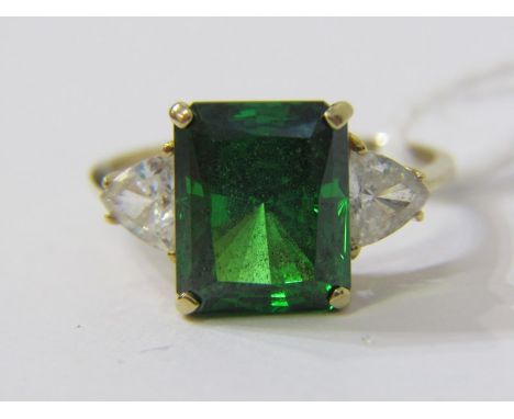 14ct YELLOW GOLD GREEN &amp; WHITE STONE RING, principal large rectangular green stone set with trillion cut stone to each sh