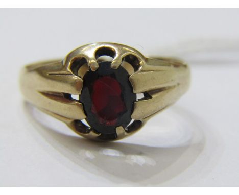 9ct YELLOW GOLD GARNET GYPSY STYLE RING, size U 