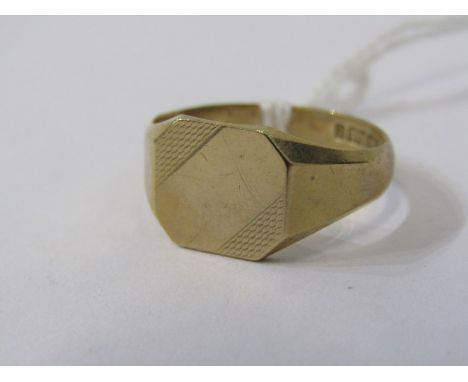 9ct YELLOW GOLD SIGNET RING, with engine turned design to each quarter, approx 3.5 grams. size P/Q 