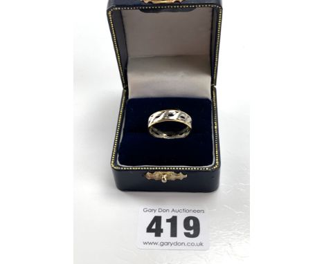 Platinum and 22k rimmed gold wedding band, size R, w: 3.8 gms