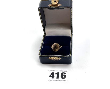 9k gold ring with yellow stone, size J/K, w: 2.3 gms