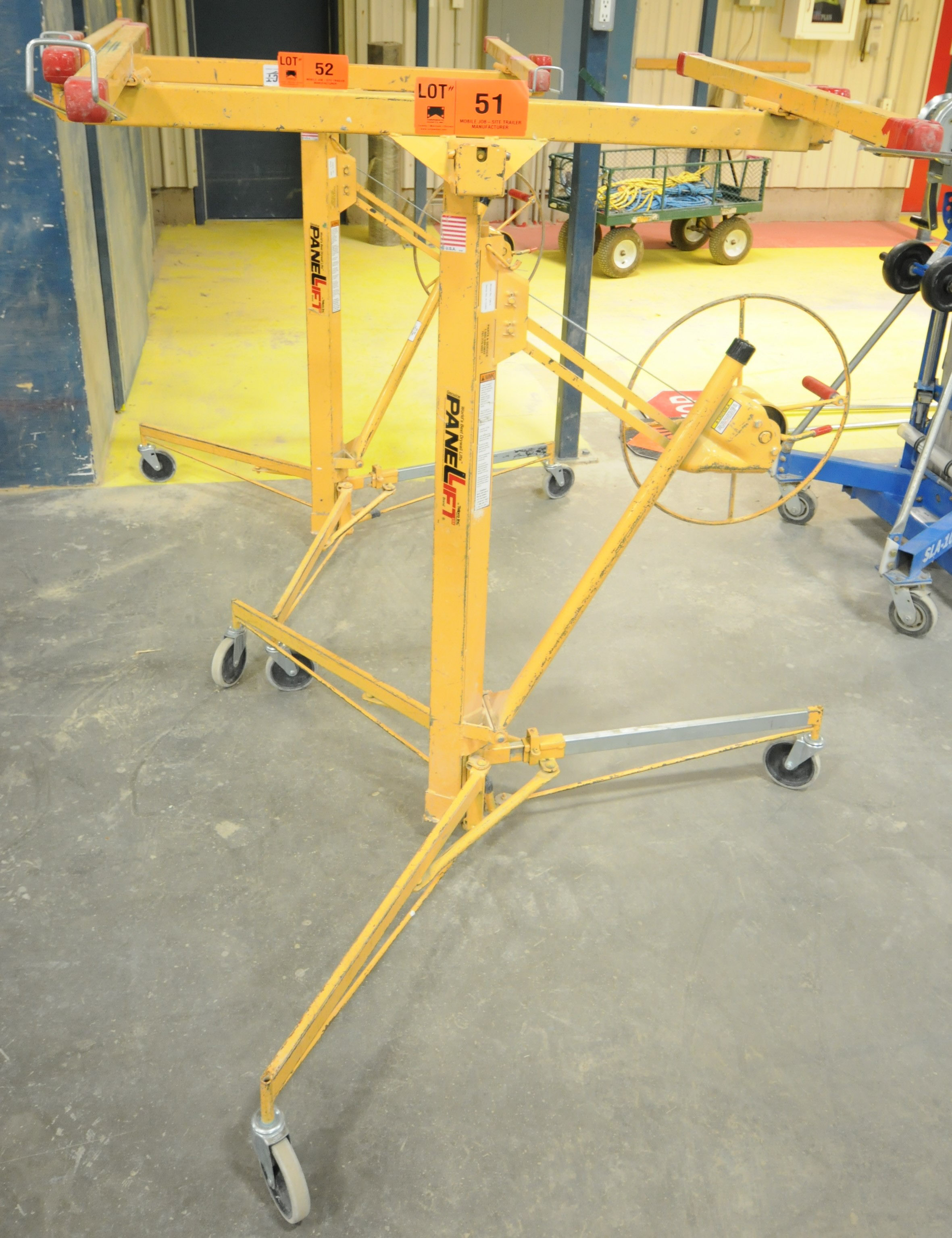 { Choice of lots 51 } PANELLIFT 1382 PORTABLE MATERIAL LIFT WITH 150