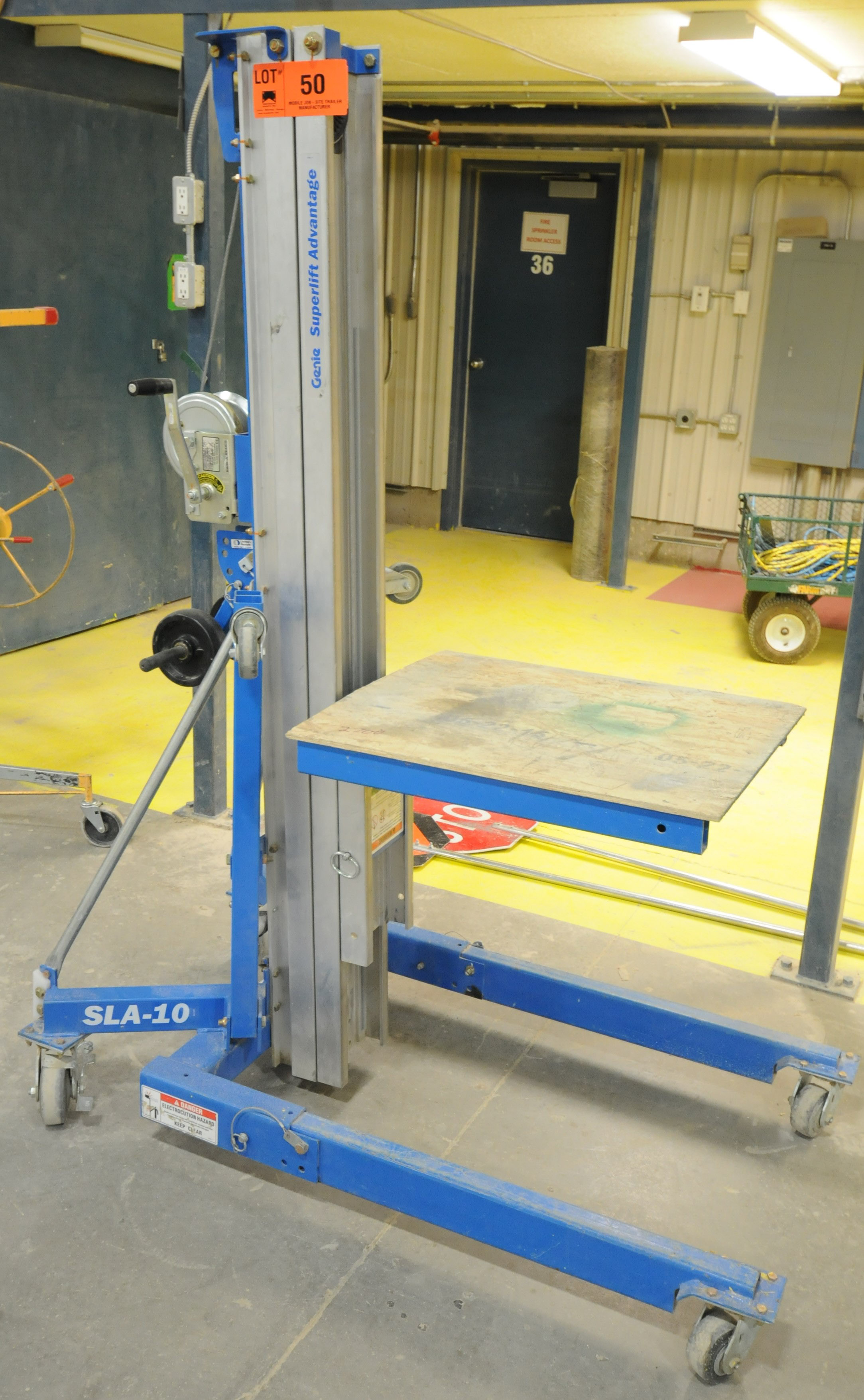 GENIE SLA10 SUPER LIFT ADVANTAGE PORTABLE MATERIAL LIFT WITH 1,000 LB