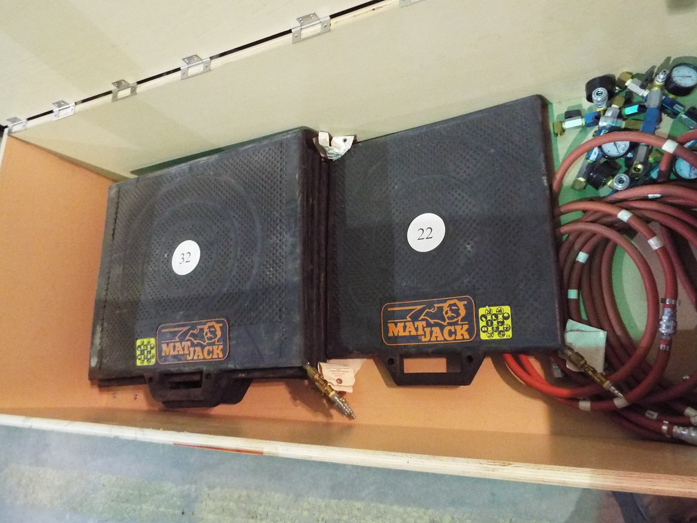 LOT/ MAT JACK PNEUMATIC PILLOW JACKS