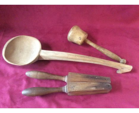 A wooden lemon squeezer, masher and ladle, (3)