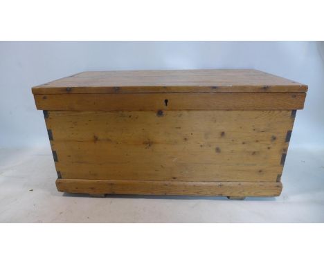 A 19th century pine trunk with interior tray, H: 44 x W: 86 x D: 43cm 