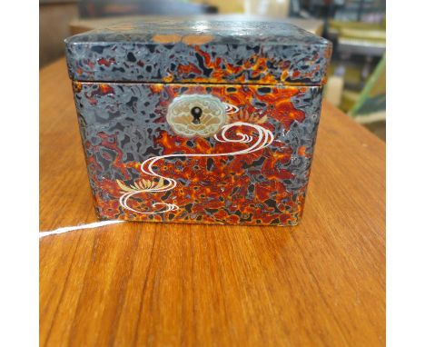 A 19th century Japanese lacquered and hand-painted tea caddy, 8 x 10 x 8cm 
