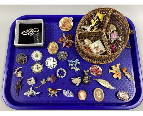 An Assortment of Brooches, clips and pins to include diamanté Buckingham brooch, enamel inlay Fish brooch, Kitsch style scarf