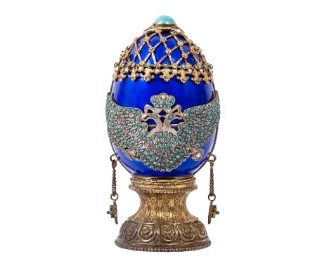 RUSSLAND aufklappbares Zier-Ei mit Reiterstandbild im Fabergé-Stil, 20. Jh. Royalblau emailiertes Zierei auf vergoldetem, ein