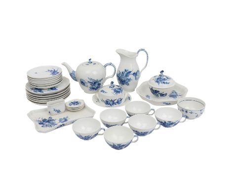 ROYAL COPENHAGEN Teeservice f. 6 Personen 'Blaue Blume', 1950er Jahre. 6 Teetassen/Untertassen (Nr. 1551), 6 Kuchenteller (Nr