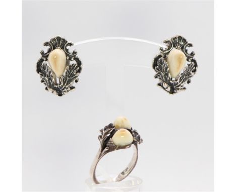 SchmucksetSilber 835/925, Paar Ohrclips, Verschlüsse teils unedel, mit Grandeln, dazu Ring mit Grandeln, punziert, zusammen c