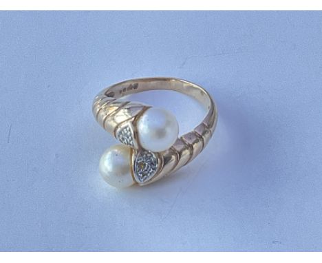 A 9ct gold ring set with two pearls. Approx 4g. Ring size approx M  - NO RESERVE