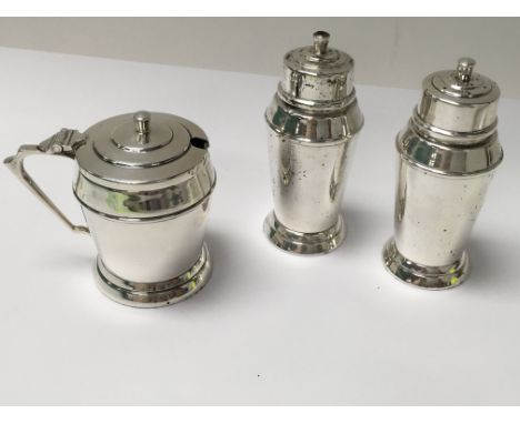 A silver art deco cruet set weighing approximately 118g.