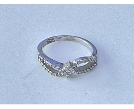 An 18ct gold ring set with an open pattern of small diamonds. Approx 3g. Ring size L.