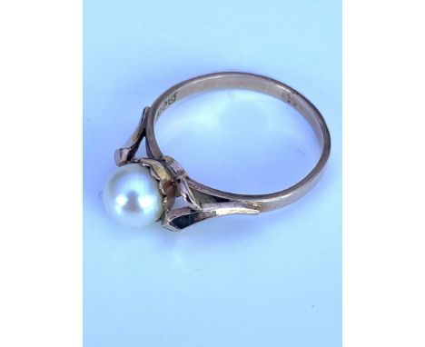 A 9ct yellow gold and cultured pearls ring - NO RESERVE