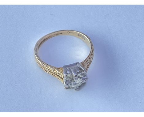 An 18ct gold ring set with a square pattern of diamonds. Approx 4g. Ring size O.