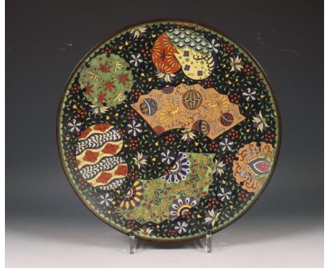 Japan, cloisonné emaille schotel, 20e eeuw, gedecoreerd met waaiervormige panelen met verschillende gestileerde bloempatronen