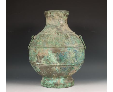 China, grote bronzen vaas, hu, Han-dynastie (206 v. Chr.-220), de ronde buik gemodelleerd met horizontale ribben, de zijden m