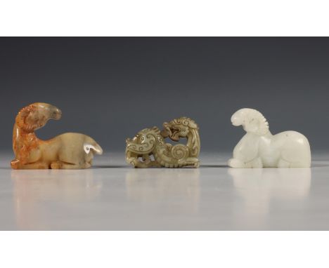 China, drie jade snijwerkjes, twee gesneden als een ram, een in de vorm van een draak [3] l. 5,5-6,2 cm China, three jade car