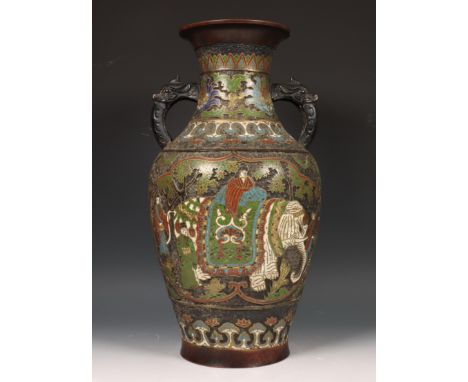 Japan, bronzen cloisonné vaas, 19e eeuw, aan beide zijden gedecoreerd met een figuur op een witte olifant, de hals met twee d