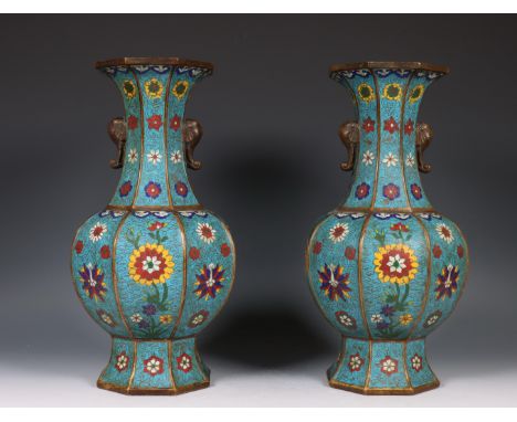 China, paar achtkantige cloisonné bronzen bolle vazen, 20e eeuw, elk gedecoreerd met lotus en chrysant op een turquoise onder