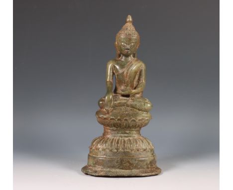 Birma, bronzen figuur van Boeddha, ca. 1900, gezeten in dhyanasana op een dubbele lotustroon, zijn handen in bhumisparsamudra