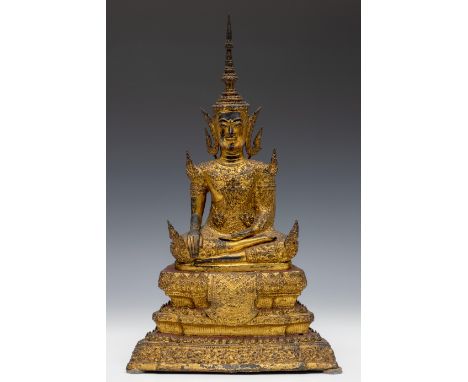 Thailand, verguld bronzen figuur van Boeddha, Rattanakosin periode, circa 1900, gezeten in dhyanasana op een getrapte troon, 