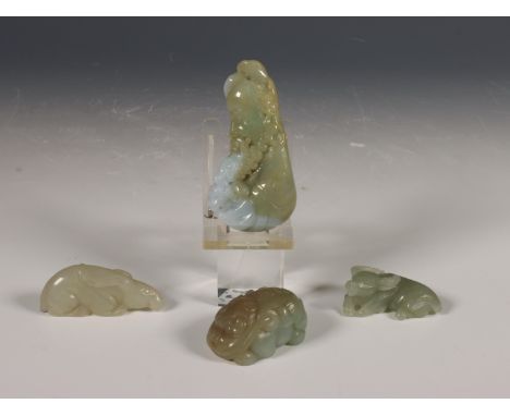 China, vier celadon jade snijwerkjes, bestaande uit een kylin, een haas, een os en een Onsterfelijke [4] l. 4,5-7,5 cm China,