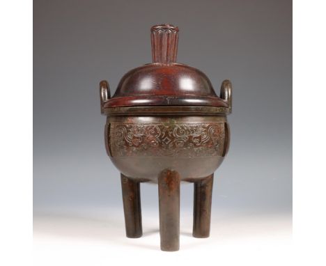China, bronzen archaïstisch wierookvat, 'ding', Qing-dynastie (1644-1912), op drie rechte poten, de buitenzijde gemodelleerd 