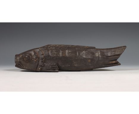 Japan, gezwart houten okimono van karper, gesigneerd Yokoyama Ichimu (1911-1996), natuurgetrouw gemodelleerd, met originele h