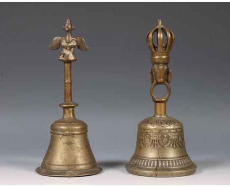 Tibet, twee bronzen bellen, 20e eeuw, een gegoten met gestileerde decoratie en vajra als handvat, de ander met mythologische 