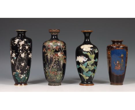 Japan, vier verschillende cloisonné emaille vaasjes, 20e eeuw, een gedecoreerd met duiven in blauwe regen, een met vogels en 